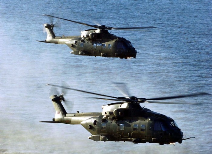 AgustaWestland AW101 có phi hành đoàn : 04 + 24 lính (ngồi) hoặc 45 lính (đứng).